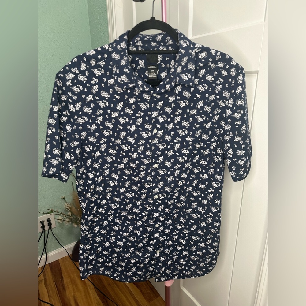 H&M slim fit mens medium blue/white floral button down short sleeve EUC